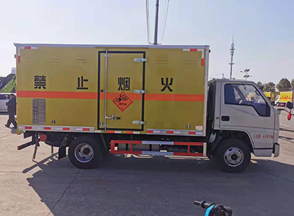 奇台爆破器材运输车工人安全操作规范与智能技术保障
